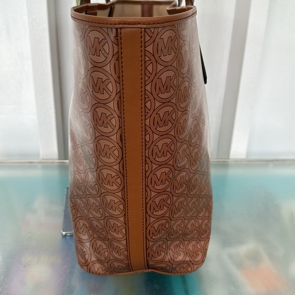 Michael Kors Bag Signature Logo Tote - Picture 4 of 17